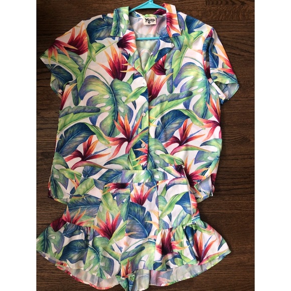 Show me your mumu Hawaiian set never worn. - Picture 1 of 3